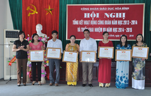 Các tập thể, cá nhân nhận bằng khen của Tổng LĐLĐ Việt Nam vì đã có thành tích xuất sắc trong phong trào thi đua lao động giỏi và xây dựng tổ chức công đoàn năm học 2013 - 2014.