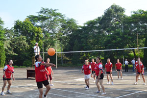 Các hội viên NCT tham gia thi đấu tại giải bóng chuyền NCT huyện Cao Phong.