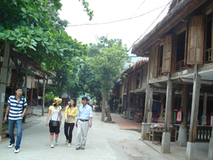 Cơ sở hạ tầng tại bản Lác, xã Chiềng Châu (Mai Châu) được đầu tư nâng cấp thu hút đông đảo khách du lịch đến tham quan.