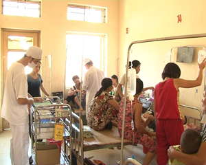 Số học sinh trường mầm non thị trấn Chi Nê đang được điều trị tại Bệnh viện Đa khoa huyện. Ảnh: M.H