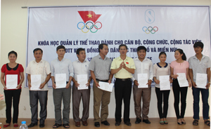 Đồng chí Trần Văn Mạnh - Tổng thư ký Uỷ ban Olimpic Việt Nam trao chứng chỉ cho các học viên.