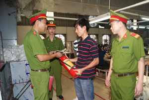 Cán bộ phòng Cảnh sát PCCC &CNCH (Công an tỉnh) kiểm tra, hướng dẫn công tác PCCC tại Công ty CP may XNK SMA ViNa Việt Hàn.