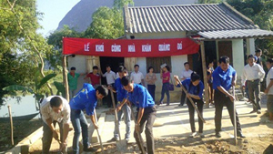 Đại diện Hội đồng đội huyện, ĐV- TN xã tham gia khởi công Nhà khăn quàng đỏ cho gia đình em Nguyễn Thị Huyền Trang.