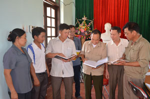 Chi bộ cơ quan xã Đông Phong (Cao Phong) thường xuyên trao đổi, nắm bắt tình hình thực hiện nhiệm vụ công tác của cán bộ, đảng viên trong chi bộ.
