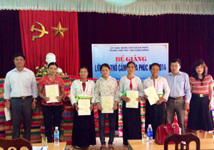 Phụ nữ huyện Yên Thuỷ được quan tâm học nghề, tạo việc làm. Ảnh: Phụ nữ xã Đa Phúc được cấp giấy chứng nhận học nghề dệt thổ cẩm năm 2014.

