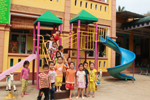 Trường MN Nà Phòn (Mai Châu) có 25 đồ chơi tại các điểm trường nhằm bảo đảm cho trẻ các hoạt động vui chơi ngoài trời bổ ích, phong phú

