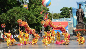 Liên hoan Múa Rồng Hà Nội 2014 diễn ra tại khu vực Tượng đài Lý Thái Tổ - Hà Nội.
