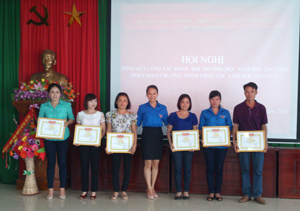 Khen thưởng các tập thể, cá nhân có thành tích xuất sắc trong công tác Đội và phong trào thiếu nhi năm học 2013 – 2014.

