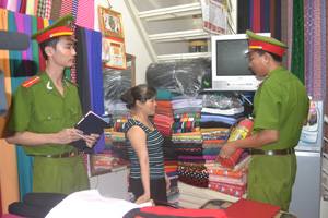 Cảnh sát PCCC hướng dẫn tiểu thương chợ Thái Bình sử dụng bình bọt chữa cháy xách tay.

