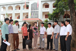 Lãnh đạo Hội Khuyến học huyện Lương Sơn trao đổi với cán bộ Hội khuyến học xã Nhuận Trạch và các ngành, đoàn thể xã về công tác khuyến học, khuyến tài.

