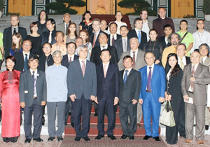 Chủ tịch nước Trương Tấn Sang với các đại biểu.      Ảnh: NGUYỄN KHANG (TTXVN)