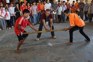 Một trận đấu môn đẩy gậy học sinh THCS tại HKPĐ huyện năm 2014.

