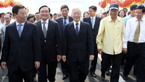 Tổng Bí thư Nguyễn Phú Trọng và các đại biểu tại Lễ thông xe kỹ thuật Dự án đường 5 kéo dài. Ảnh: TRÍ DŨNG (TTXVN)