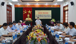 Đồng chí Nguyễn Tiến Sinh, Phó trưởng Đoàn ĐBQH tỉnh chủ trì hội nghị.