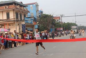 VĐV Đinh Công Sơn (thị trấn Lương Sơn) xuất sắc giành được giải nhất tại nội dung nam chính.