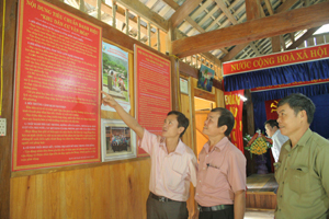 Cán bộ xóm Đồng Bảng, xã Đồng Bảng trao đổi về các tiêu chí xây dựng làng văn hóa.
