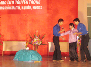 Huyện đoàn Lạc Sơn phối hợp với Hội PN tổ chức giao lưu truyền thông phòng - chống ma túy, mại dâm, HIV/AIDS tại xã Vũ Lâm. 

 
