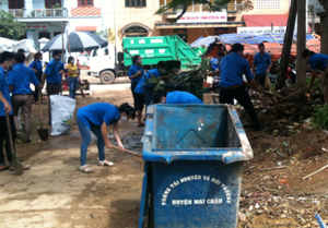 ĐV-TN xã Nà Phòn (Mai Châu) làm vệ sinh môi trường hưởng ứng tháng thanh niên năm 2014.
