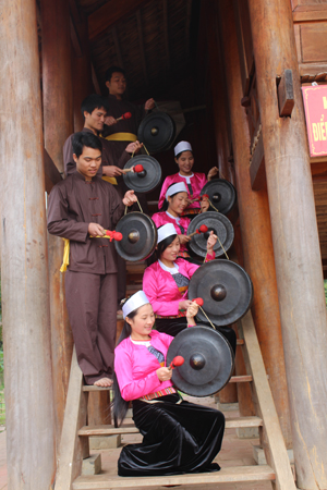 Đội văn nghệ quần chúng xóm ải, xã Phong Phú (Tân Lạc) biểu diễn cồng chiêng phục vụ du khách thăm quan. 

 
