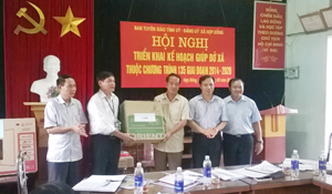 Lãnh đạo Ban Tuyên giáo Tỉnh uỷ tặng một bộ máy vi tính cho Đảng uỷ xã Hợp Đồng (Kim Bôi).