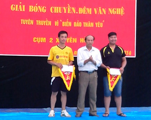 Lãnh đạo Trung tâm Văn hoá - Thể thao huyện Đà Bắc trao thưởng cho các đội đạt giải.