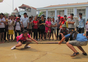 Các VĐV đua tài ở môn đẩy gậy nữ các trường THCS tại kỳ HKPĐ Lạc Sơn lần thứ VII-năm 2014.
