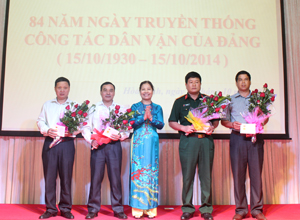 Đồng chí Hoàng Thị Chiển, UV BTV, Trưởng Ban Dân vận Tỉnh ủy trao kỷ niệm chương vì sự nghiệp công tác Dân vận cho lãnh đạo các sở, ngành.

