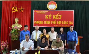 Lãnh đạo Ủy ban MTTQ tỉnh và các đoàn thể chính trị xã hội ký kết chương trình phối hợp.