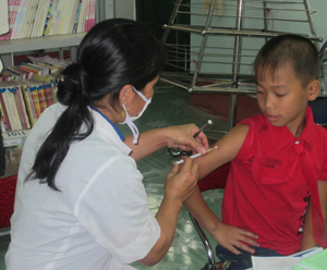Cán bộ y tế huyện Mai Châu tiêm vắc xin sởi, rubella cho trẻ trong diện tiêm. 

 

