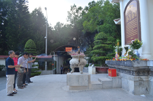 Đoàn công tác CBPV Báo Hòa Bình thắp hương tri ân các Anh hùng liệt sỹ tại ngã ba Đồng Lộc.

