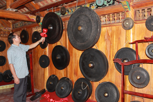 Anh Bùi Thanh Bình tại phòng trưng bày chiêng Mường cổ gồm 100 chiếc (Bảo tàng di sản văn hoá Mường) ở phường Thái Bình -TP Hoà Bình.

