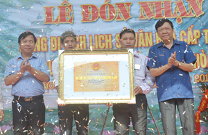 Được sự ủy quyền, lãnh đạo Sở VH-TT&DL trao bằng công nhận di tích lịch sử văn hóa cấp tỉnh đối với chùa Quất Lâm cho xã Hòa Sơn.