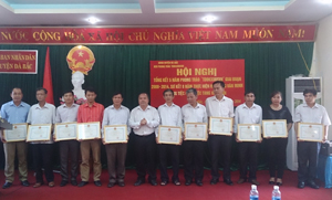 Lãnh đạo huyện Đà Bắc trao giấy khen cho cơ quan, đơn vị, doanh nghiệp đạt chuẩn văn hóa tiêu biểu xuất sắc giai đoạn 2009 – 2014.