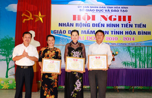 Lãnh đạo Sở GD&ĐT trao giấy khen cho các tập thể điển hình tiên tiến xuất sắc của ngành GD&ĐT huyện Đà Bắc.