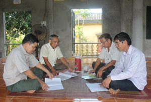 Cấp ủy chi bộ xóm Khăm, xã Bình Sơn (Kim Bôi) thường xuyên tổ chức các cuộc họp để thống nhất nội dung trước kỳ họp toàn thể chi bộ.