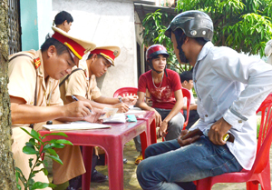 Cán bộ, chiến sĩ Phòng CSGT (Công an tỉnh) xử lý vi phạm trên tuyến đường Hồ Chí Minh đoạn qua huyện Lương Sơn.