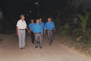 Đoàn xã và Trưởng thôn Vai, xã Thanh Nông kiểm tra  tuyến đường dây và bóng điện chiếu sáng của thôn.