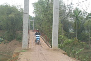 Cầu Đôm Bán được xây dựng và đưa vào khai thác năm 2013 bảo đảm việc đi lại của nhân dân xã Định Cư và một số xã trong khu vực.