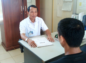 Bác sỹ Nguyễn Văn Thái, Trưởng phòng khám ngoại trú người lớn, Bệnh viện Đa khoa huyện Lạc Sơn tư vấn cho người bệnh.