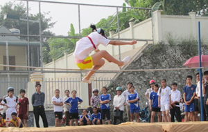 Nhiều huyện, thành phố tổ chức HKPĐ quy mô và bài bản, đạt chất lượng cao. Ảnh: Thi đấu môn nhảy cao nữ THCS huyện Lạc Sơn tại HKPĐ huyện năm 2014.