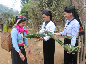 Phụ nữ dân tộc Tày, xã Mường Chiềng (Đà Bắc) giữ gìn bản sắc văn hóa qua trang phục, lời ăn tiếng nói giao tiếp hàng ngày.
 
