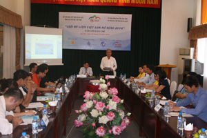 Chủ tịch HĐQT Công ty CP Du lịch An Thịnh Vũ Duy Bổng trả lời các câu hỏi của cơ quan báo chí về Giải dù lượn Việt Nam mở rộng 2014.