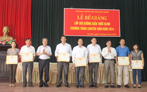 Lãnh đạo trường Chính trị tỉnh tặng giấy khen cho 8 học viên có thành tích xuất sắc trong học tập và các phong trào hoạt động của lớp.