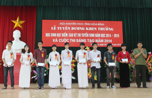 Vũ Mạnh Hùng (thứ 3 từ phải sang) và Nguyễn Ngọc ánh Trang (thứ 5 từ phải sang) tại lễ tuyên dương, khen thưởng học sinh đạt điểm cao trong kỳ thi đại học, cao đẳng năm 2014.