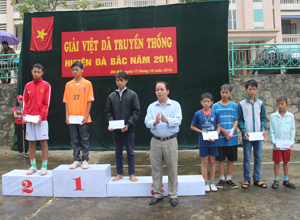 Đại diện Trung tâm VH-TT huyện Đà Bắc  trao thưởng cho các  VĐV đạt thành tích cao ở nội dung nam trẻ tại giải việt dã truyền  thống huyện năm 2014.