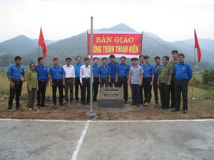 Đại diện Ủy ban Hội LHTN huyện Kỳ Sơn bàn giao sân bóng chuyển cho xóm Nưa, xã Độc Lập.