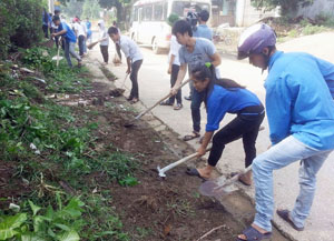 Thanh niên phường Tân Hòa tham gia dọn vệ sinh môi trường góp phần đảm bảo môi trường sống xanh- sạch- đẹp tại địa bàn.