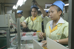 Công ty TNHH Sankoh Việt Nam - chi nhánh huyện Lạc Sơn giải quyết việc làm cho 600 lao động, thu nhập bình quân từ 3 - 4 triệu đồng /người/tháng. Ảnh: P.V