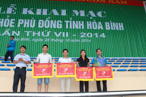 BTC trao cờ, giải thưởng toàn đoàn cho các phòng GD&ĐT huyện, thành phố tại môn thi điền kinh.