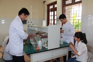 Trường THPT chuyên Hoàng Văn Thụ luôn coi trọng giữa học lý thuyết với thực hành, tạo điều kiện cho học sinh trau dồi, nâng cao trình độ. Ảnh: Giờ thực hành môn hóa học.